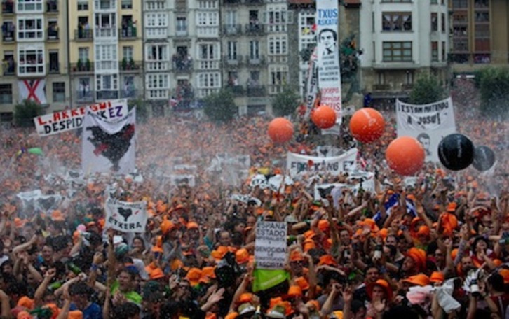La fiesta ha estallado en la plaza de la Virgen Blanca en medio de numerosas reivindicaciones. (ARGAZKI PRESS)