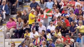 Un voluntario de la organización insta a los familiares de Chorraut a retirar la ikurriña. (GARA)