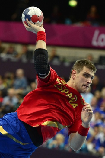 Julen Aginagalde irundarra Kroaziaren aurkako partidan atera jaurtitzen. (Javier SORIANO/AFP)