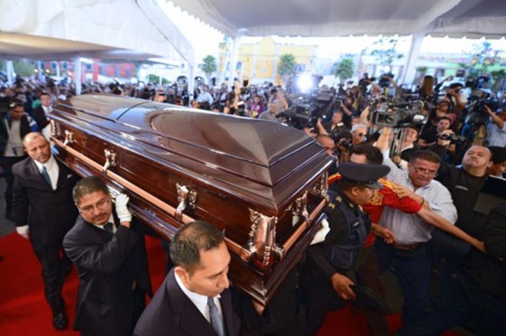 El féretro de Chavela Vargas, a su llegada a la Plaza Garibaldi. (Alfredo ESTRELLA/AFP)