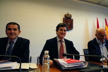 Iribas, en el centro, durante su comparecencia en el Parlamento. (Jagoba MANTEROLA/ARGAZKI PRESS) 