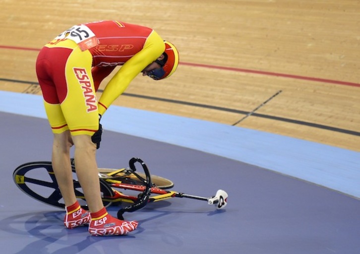 Olinpiar Jokoan utzi beharrean da Juan Peralta pistako txirrindularia. (Leon NEAL/AFP)