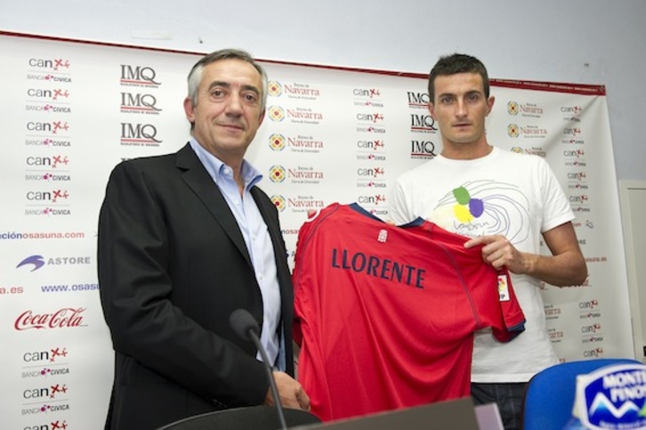 Joseba Llorente, durante su presentación oficial como rojillo. (Idoia ZABALETA/ARGAZKI PRESS)