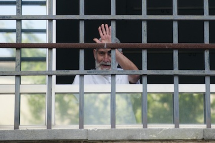 Uribetxeberria saluda desde la ventana de su habitación en el Hospital Donostia. (Gari GARAIALDE/ARGAZKI PRESS)