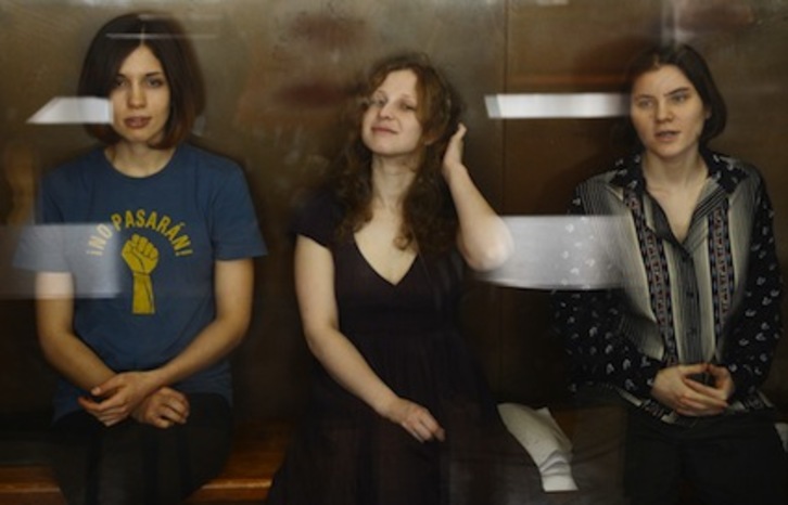 Las tres integrantes de Pussy Riot, durante la última sesión del juicio celebrada hoy. (Natalia KOLESNIKOVA/AFP)