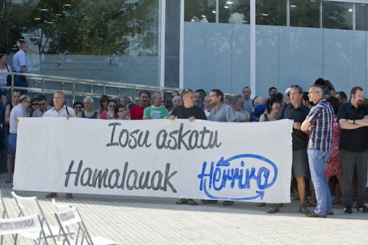 Se están llevando a cabo movilizaciones en el Hospital Donostia, donde se encuentra Iosu Uribetxeberria. (Gorka RUBIO/ARGAZKI PRESS) 