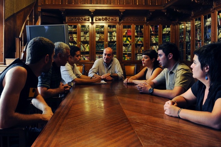 Imagen de la reunión mantenida en Donostia entre Garitano y familiares de Urbitxeberria y representantes de Herrira y Etxerat para tratar la situación del preso arrasatearra. (Jagoba MANTEROLA/ARGAZKI PRESS)