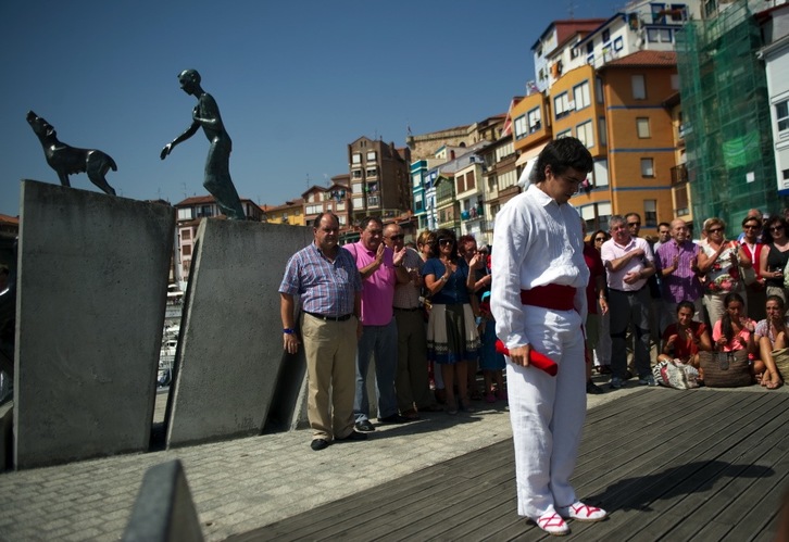 ‘Azken olatua, azken arnasa’ eskulturaren inguruan omendu dituzte 1912ko galernan hildako arrantzaleak. (Marisol RAMIREZ/ARGAZKI PRESS) 