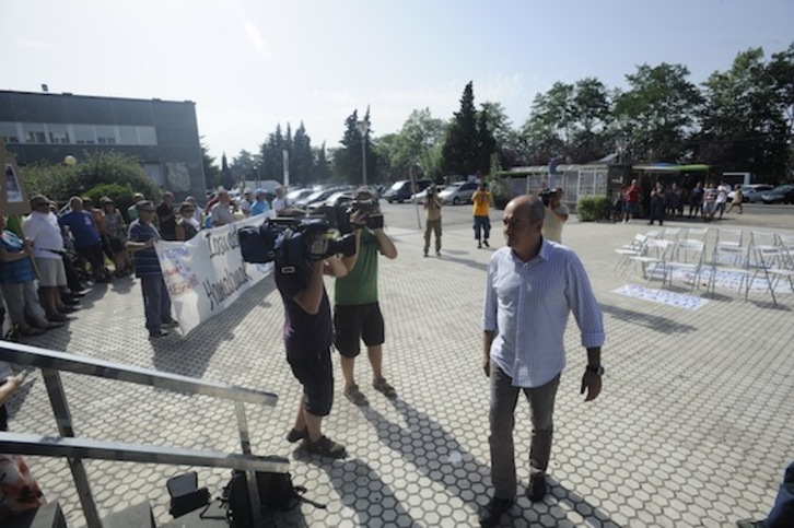 El diputado general de Gipuzkoa, Martin Garitano, a su llegada al Hospital Donostia. (ARGAZKI PRESS)