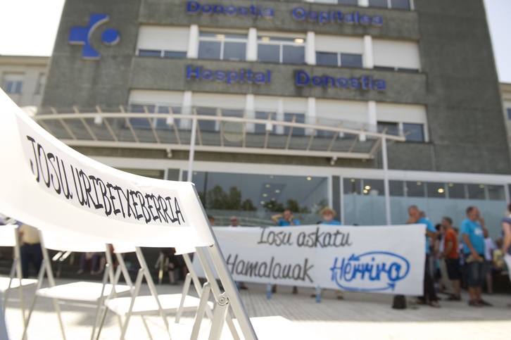 Concentración realizada por Herrira frente al Hospital de Donostia. (Jagoba MANTEROLA / ARGAZKI PRESS)