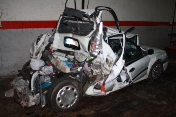 Erabat txikituta gelditu zen autoa, Egibarren senideek izandako istripuaren ondotik. (NAIZ.INFO)