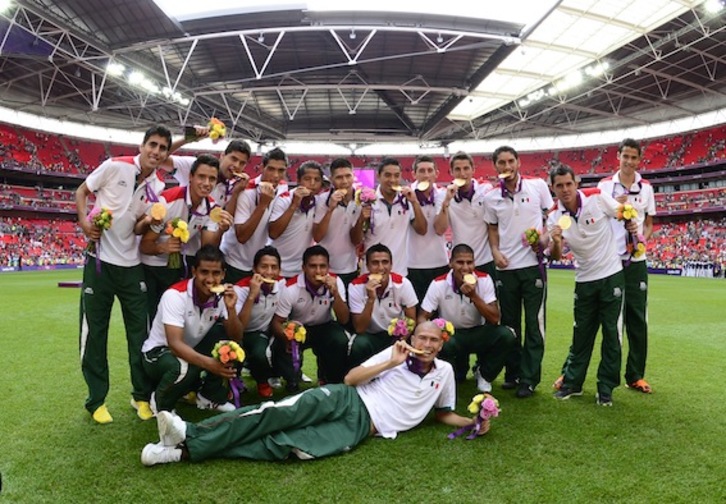 Los jugadores de México, entusiasmados tras llevarse el oro. (Daniel GARCÍA/AFP PHOTO)