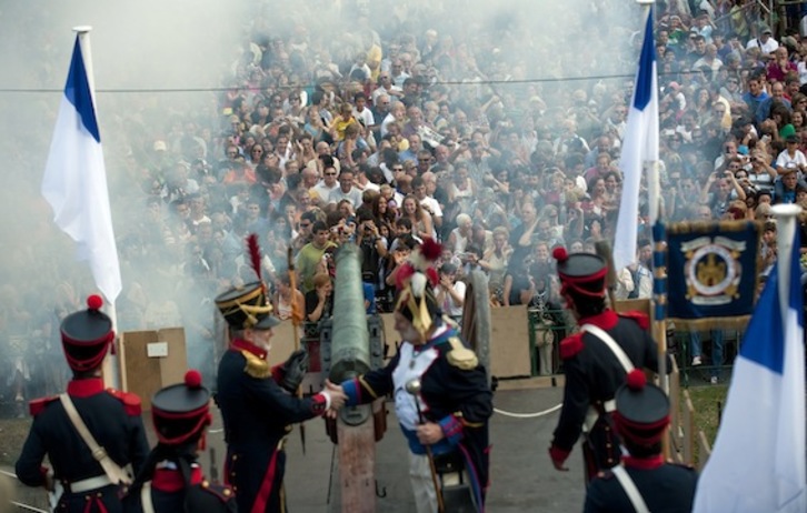 Luis Mokoroa artillero nagusiak botatako kanoikadak Aste Nagusiaren hasiera markatu du. (Juan Carlos RUIZ/ARGAZKI PRESS)