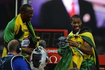 Usain Bolt y Yohan Blake celebran su victoria. (Jewel SAMAD/AFP PHOTO)