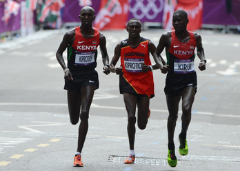 Los tres medallistas durante la carrera. (Olivier MORIN / AFP)