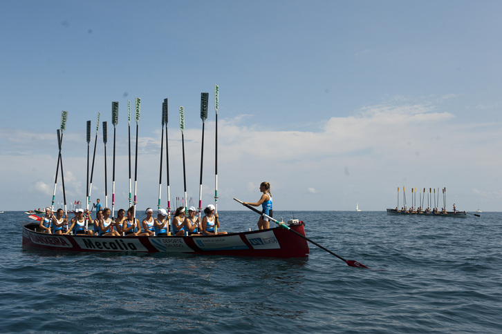 Galiziako arraunlariak garaipena ospatzen. (Gari GARAIALDE / ARGAZKI PRESS)