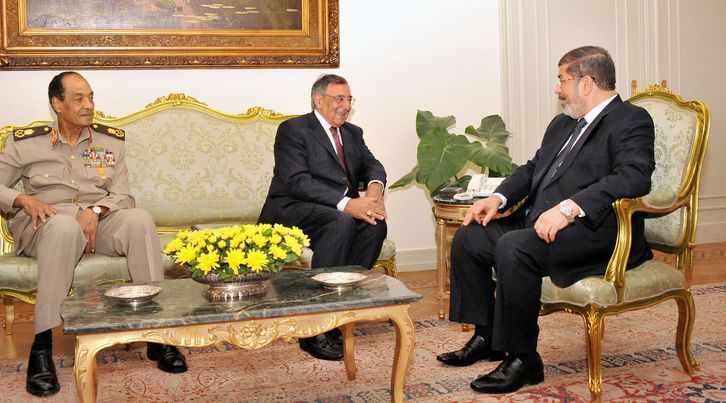 Mursi, a la derecha, durante una reunión con el secretario de Defensa estadounidense Leon Panetta. (AFP)