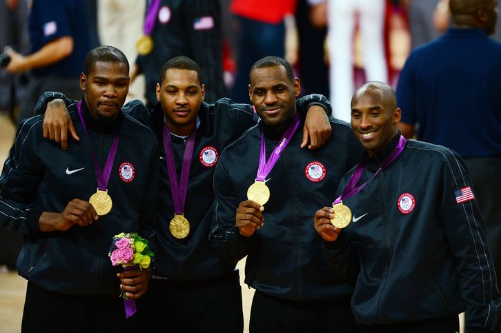 Jugadores del equipo de baloncesto de EEUU celebran el oro olímpico conseguido. (Martin BUREAU / AFP)