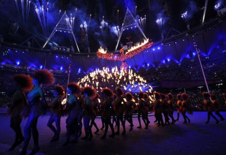 Bailarines, alrededor del pebetero, antes de ser apagado. (Leon NEAL/AFP)