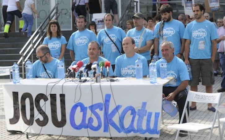 Comparecencia de las diez personas que permanecen en huelga de hambre a las puertas del Hospital Donostia. (ARGAZKI PRESS)