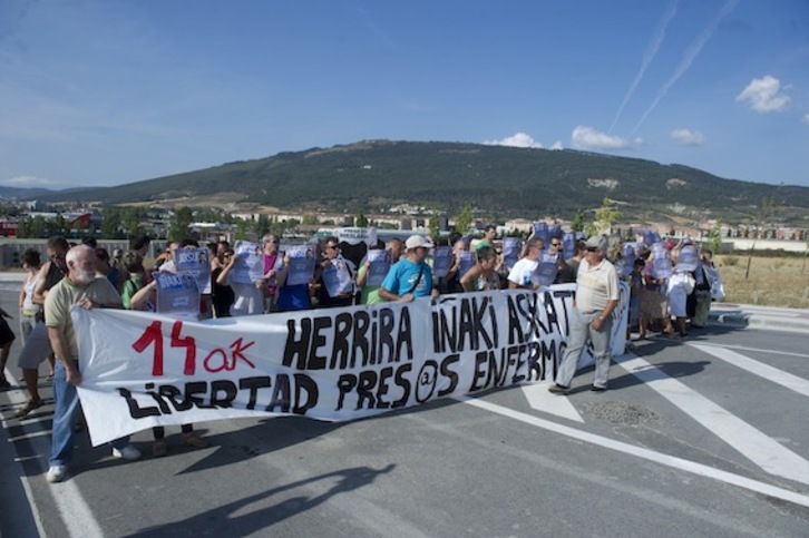 Un centenar de personas se han reunido ante la nueva cárcel de Iruñea para exigir la libertad de Iñaki Erro. (Iñigo URIZ/ARGAZKI PRESS) 