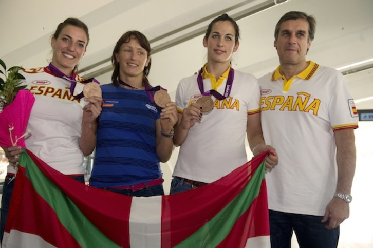 Maider Unda, Eli Pinedo, Patricia Elorza eta Jorge Dueñas Euskal Herrira iritsi diren unean. (Monika del VALLE/ARGAZKI PRESS)