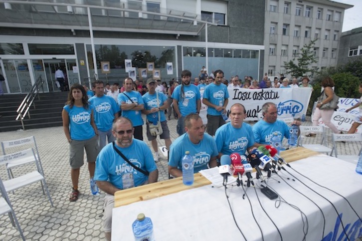 Diez personas están en huelga de hambre indefinida frente al Hospital Donostia. (Gorka RUBIO/ARGAZKI PRESS)