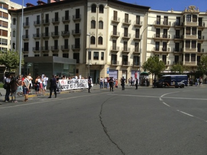 Concentración en Iruñea frente a la delegación del Gobierno español. (ATEAKIREKI)