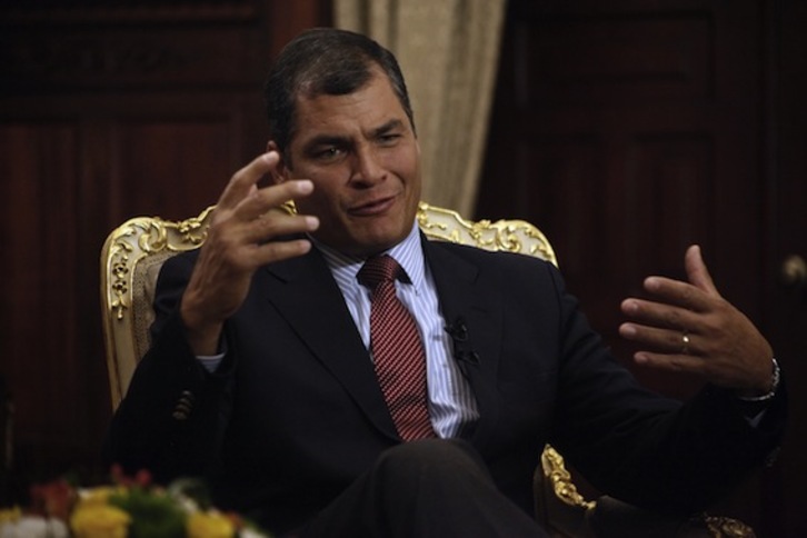 El presidente de Ecuador, Rafael Correa, durante su entrevista sobre la situación de Julian Assange que ofreció ayer. (HO/AFP)