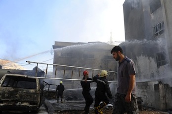 Columna de humo provocada por el estallido de una bomba en un hotel de Damasco. (AFP)