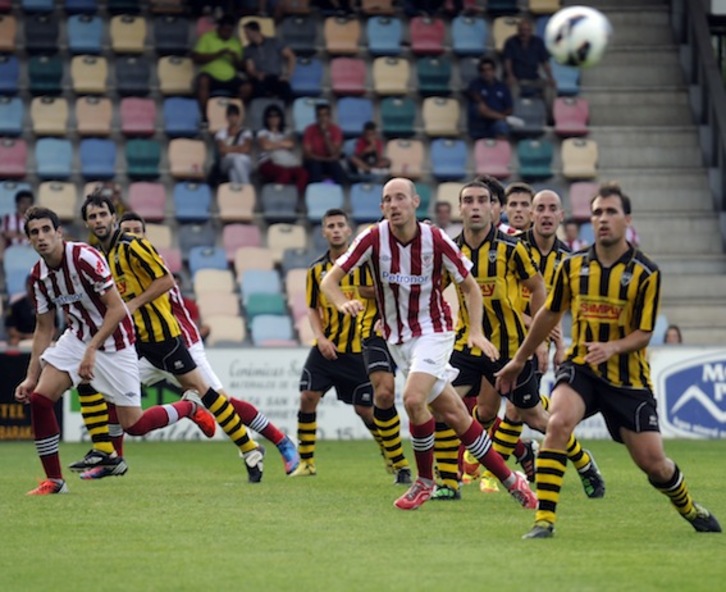 Javi Martínez, a la izquierda, durante el amistoso contra el Barakaldo. (Marisol RAMIREZ/ARGAZKI PRESS)