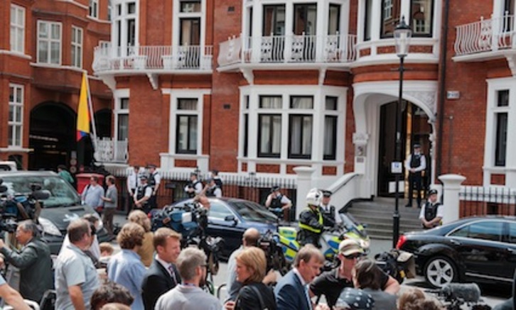 Gran espectación ante la embajada ecuatoriana en Londres. (Will OLIVER/AFP)