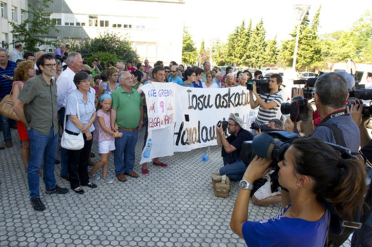 Concentración por Uribetxeberria, ayer ante el Hospital Donostia, con la presencia de Laura Mintegi y Julen Arzuaga, de EH Bildu. (Idoia ZABALETA/ARGAZKI PRESS)