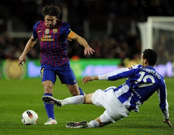 Cadamuro y Puyol, durante el encuentro entre el Barcelona y la Real de la temporada pasada. (Josep LAGO/AFP PHOTO)