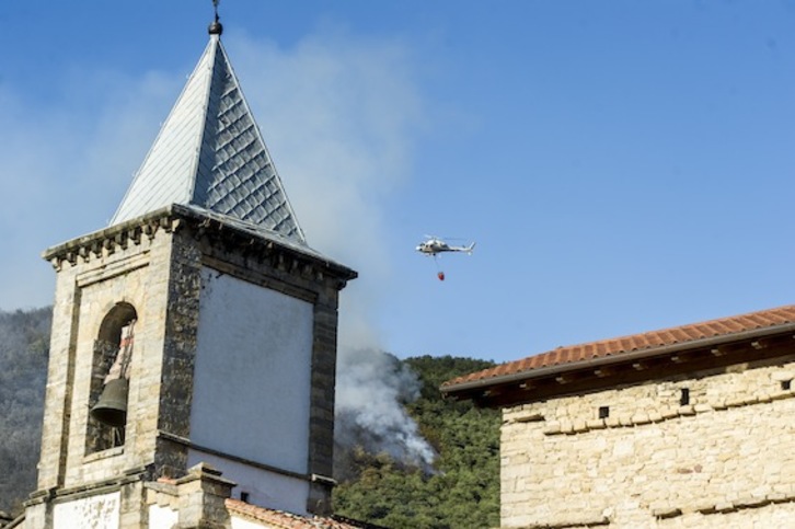Medios aéreos, ayer, trabajando en las labores de extinción. (Lander FDEZ. ARROIABE/ARGAZKI PRESS)