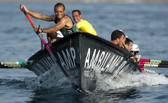 Kaiku se prepara para la ciaboga en la bandera de Zarautz. Juan Carlos RUIZ | ARGAZKI PRESS