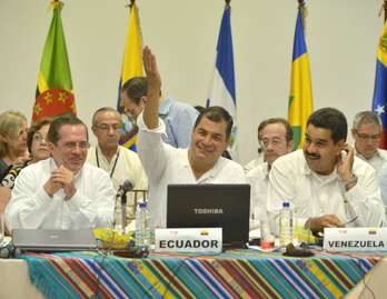 El presidente de Ecuador, Rafael Correa, con el representante de Venezuela durante la reunión del ALBA. (Rodrigo BUENDIA / AFP)