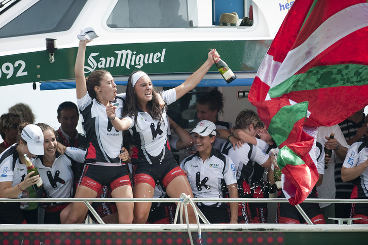 Zumaiako arraunlariaK garaipena ospatzen. (Juan Carlos RUIZ / ARGAZKI PRESS)