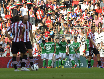 Betiseko jokalariak gola ospatzen. (Luis JAUREGIALTZO / ARGAZKI PRESS)
