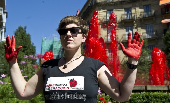 Animalista taldeen protesta ostiralean, Donostiako Bilbo Plazan. Jagoba MANTEROLA | ARGAZKI PRESS