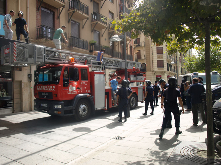 Protesta en la sede del PP en Iruñea para pedir la libertad de Uribetxebarria. (@AteakIreki)