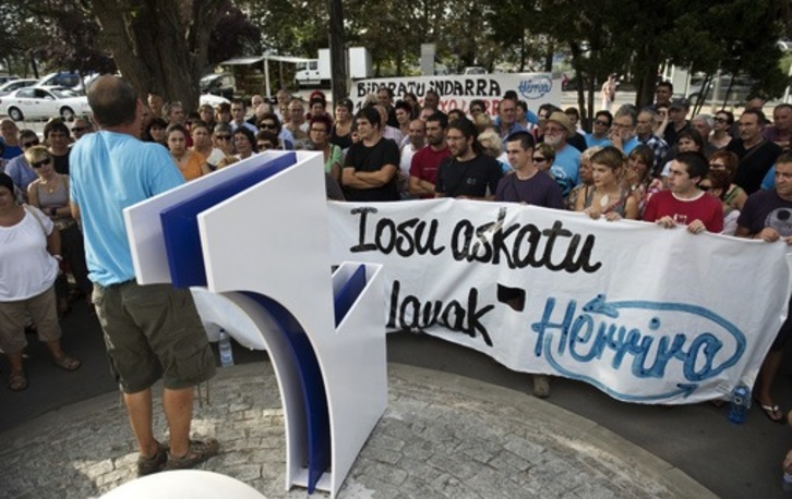 Concentración en el Hospital Donostia con la presencia de varios bertsolaris. (Jagoba MANTEROLA/ARGAZKI PRESS)