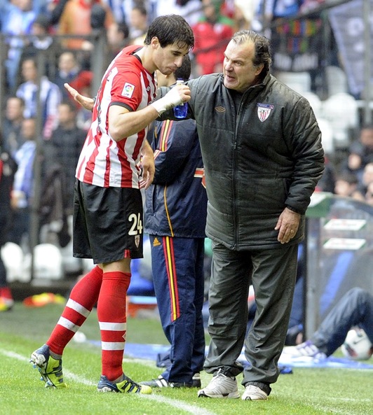 Bielsa da instrucciones a Javi Martínez en el derbi contra la Real de marzo. Monika DEL VALLE / ARGAZKI PRESS
