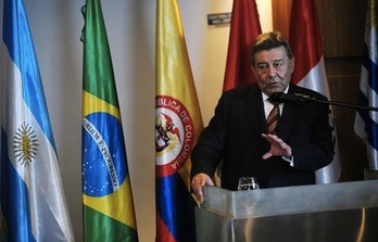 El ministro de Exterior peruano valora la reunión de Unasur en rueda de prensa. (Leo RAMIREZ/AFP)