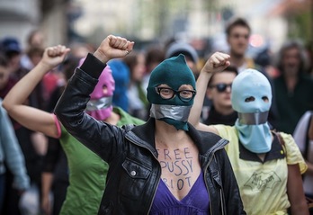 Han sido varios las manifestaciones que se han celebrado para denunciar la condena a dos años de cárcel a tres integrantes de Pussy Riot. (Wojtek RADWANSKI/AFP)