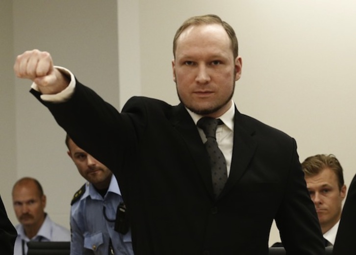 Anders Berivik, durante el juicio, con el puño derecho levantado. (Heiko JUNGE/AFP)