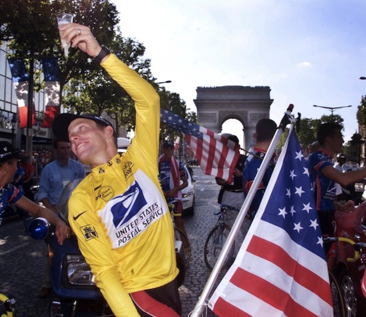 Lance Armstrong txirrindulari ohia 1999ko Tourra irabazi ostean. (Joel SAGET/AFP)