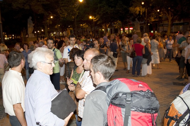 Decenas de personas han aguardado la salida de los parlamentarios. Idoia ZABALETA / ARGAZKI PRESS