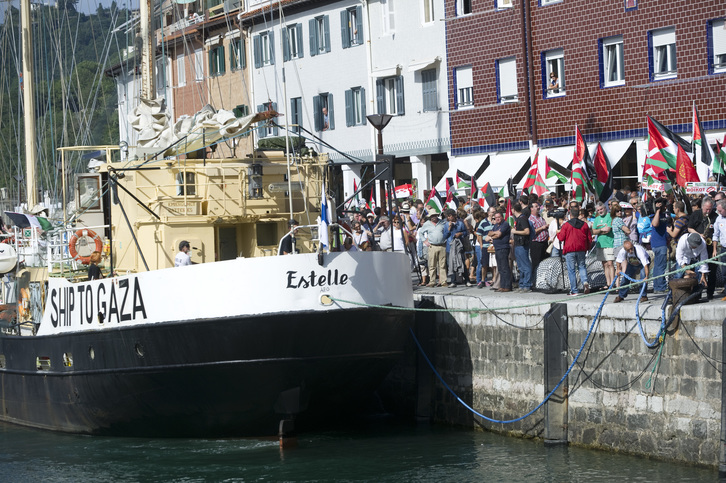El barco ‘Estelle’ ha llegado esta mañana a Donostia. (Gorka RUBIO / ARGAZKI PRESS)
