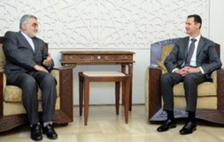 Al-Assad, a la derecha, junto con el representante iraní, Alaeddin Boroujerdi. (AFP)